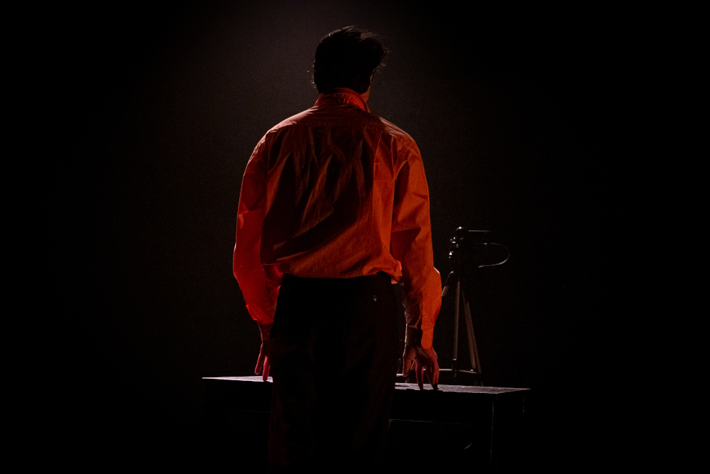 Un comédien est dos à nous et parle à une camdéra, création lumière de Jérôme Baudouin, créateur lumière en danse, théâtre et spectacle vivant